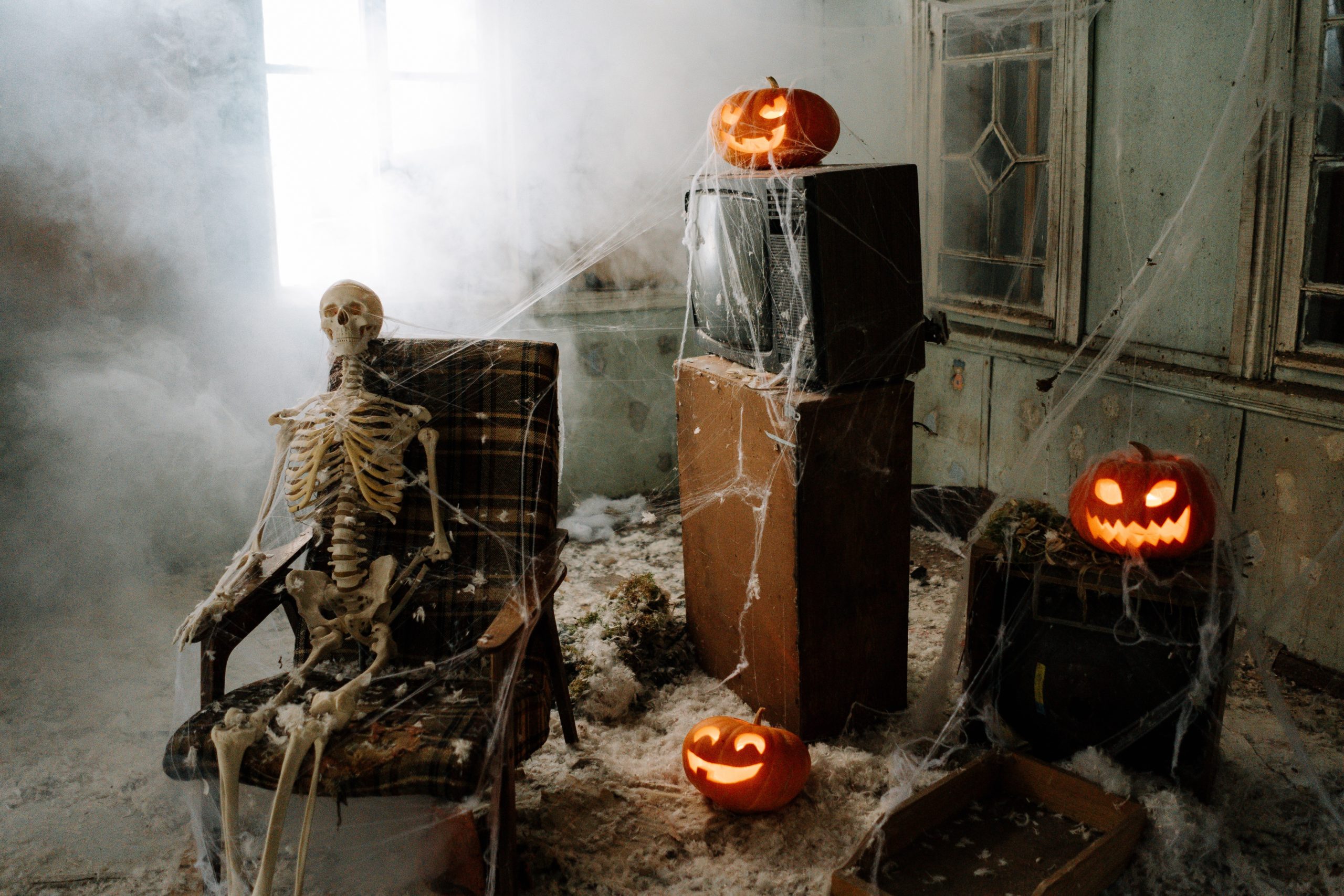 Room decorated with halloween elements and smoke from the smoke machine