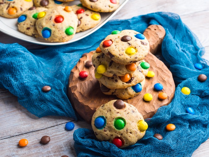 Rainbow chocolate chip cookies using M&Ms