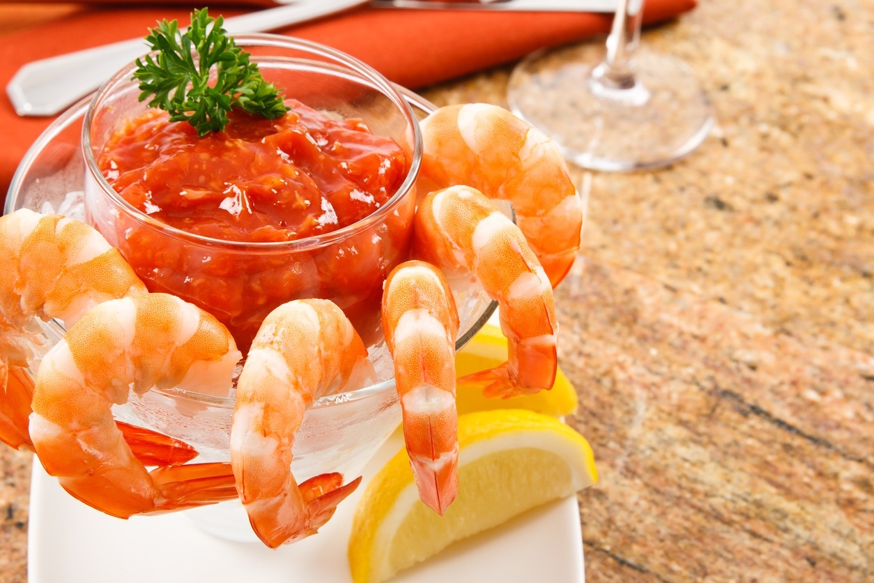 Fresh-shrimp-cocktail-with-dip