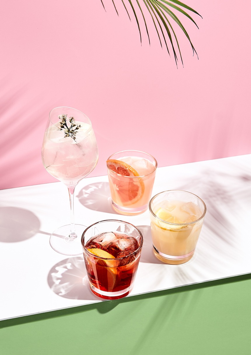 Summer-cocktail-with-fruit-and-ice